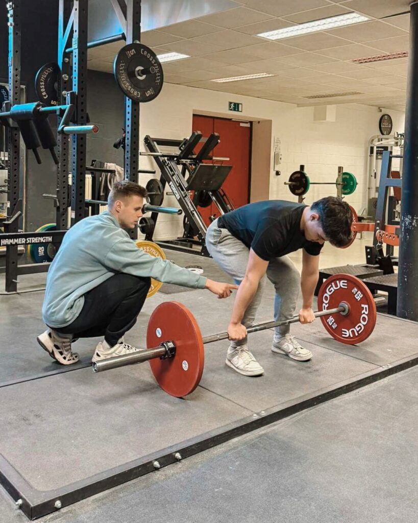Train flexibel met Hybrid Coaching! Krijg wekelijks een online check-in, maandelijkse personal training en een geüpdatet schema. Ideaal voor drukke schema’s!